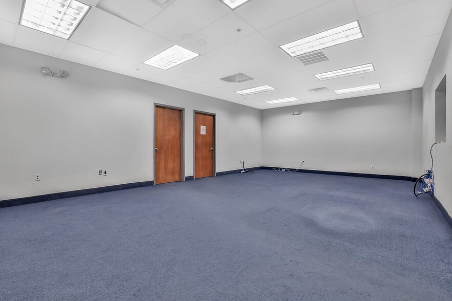 More Photos Of 240-260 W Nyack Rd, West Nyack Warehouse For Lease