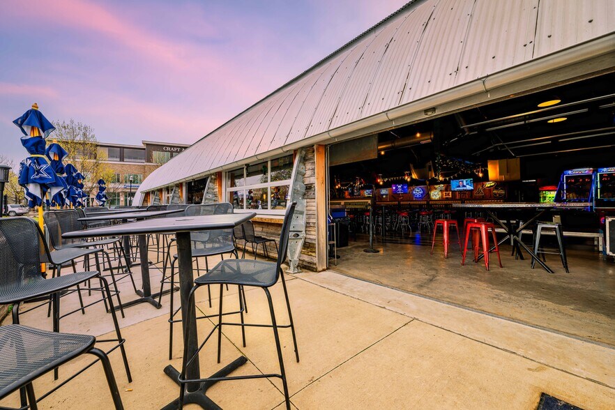 More Photos Of 309 S Oak St, Roanoke Restaurant For Lease