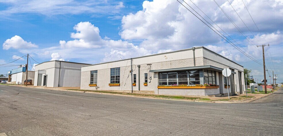 Primary Photo Of 657 Ruby Ave, Waco Showroom For Lease