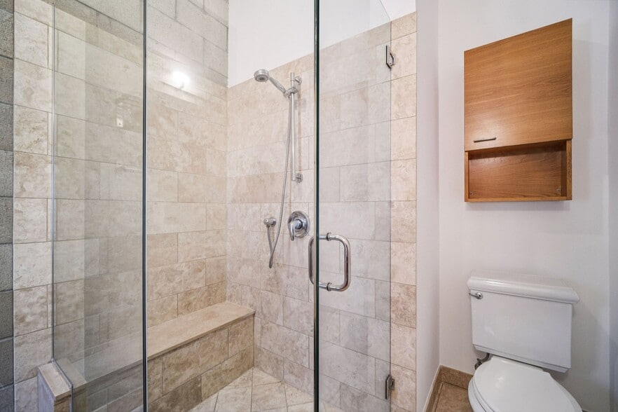 More Photos Of 717 N Highland Ave, Los Angeles Flex For Sale