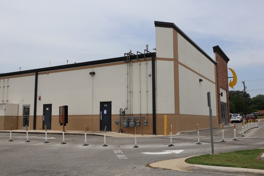 More Photos Of 9390 Huebner Rd, San Antonio General Retail For Sale