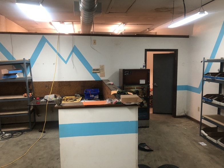 More Photos Of 1525 E Army Post Rd, Des Moines Auto Repair For Lease