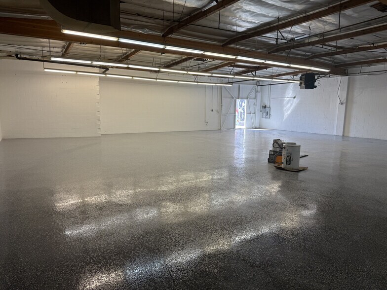 More Photos Of 12712 Saticoy St, North Hollywood Light Distribution For Lease