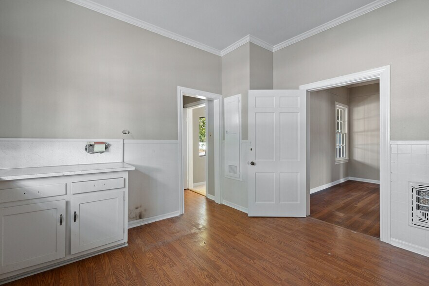 More Photos Of 620 N Main St, Taylor Storefront Retail Office For Sale