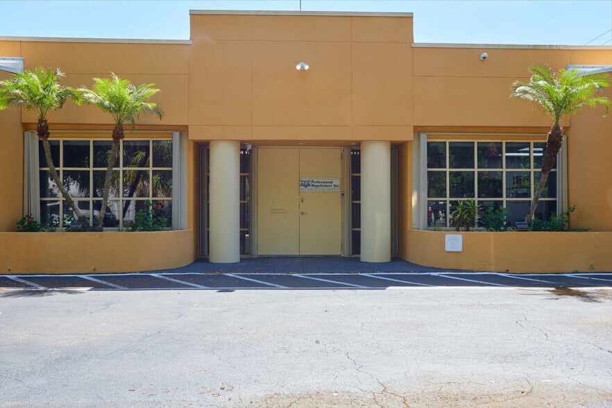 More Photos Of 6800 W Commercial Blvd, Lauderhill Office For Lease