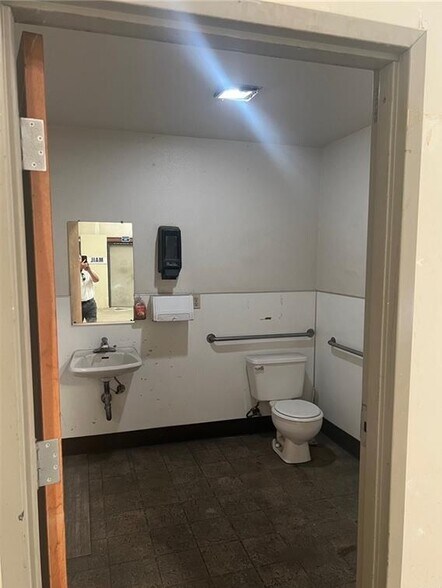 More Photos Of 2120 Wardrobe Ave, Merced Warehouse For Lease