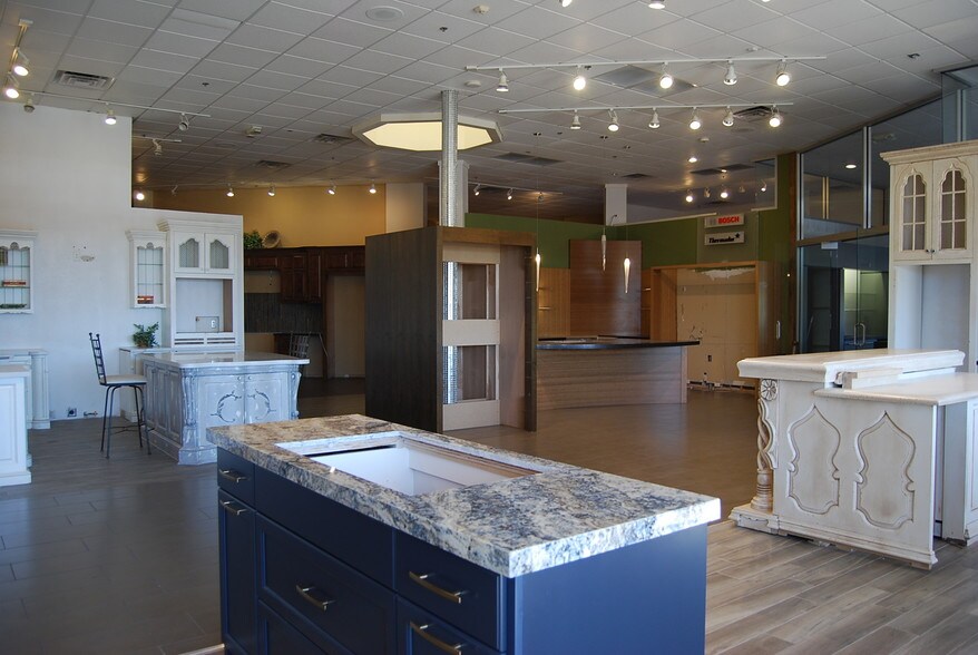 More Photos Of 15250 N Hayden Rd, Scottsdale Showroom For Sale