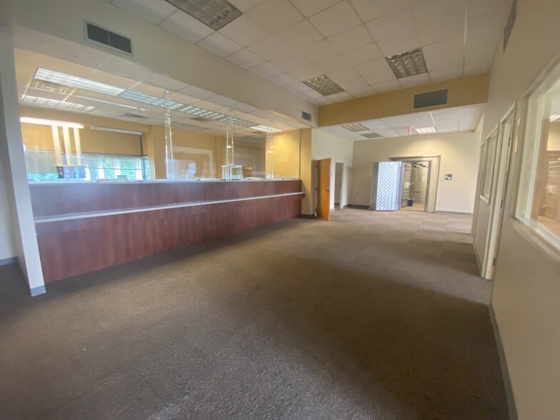 More Photos Of 10422 Abercorn St, Savannah Bank For Lease