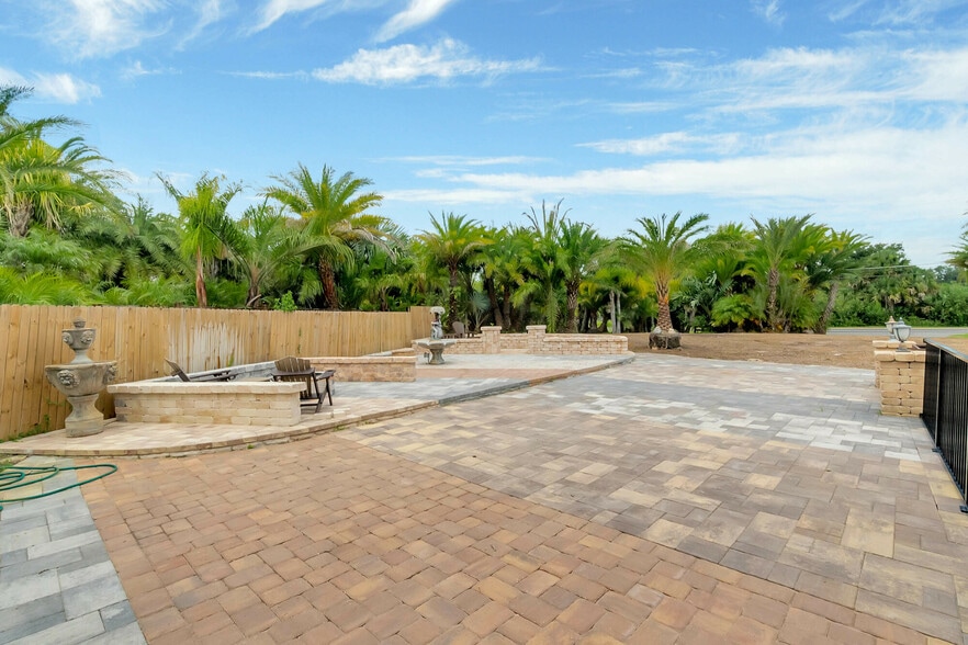 More Photos Of 8440 County Road 48, Yalaha Freestanding For Sale