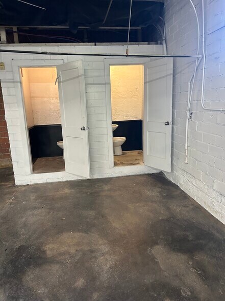 More Photos Of 904 Maple St, Carrollton Freestanding For Lease