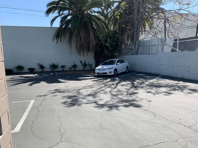 More Photos Of 6944 Reseda Blvd, Reseda Freestanding For Lease