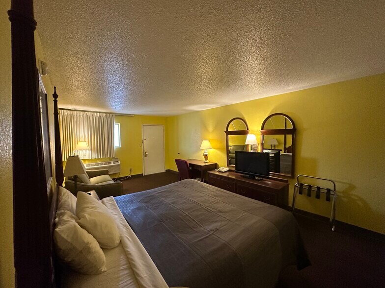 More Photos Of 123 E 14th St, Larned Hotel For Sale