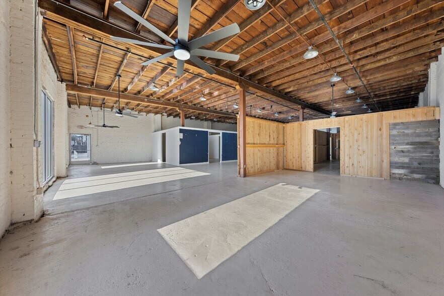 More Photos Of 928-1002 Austin Ave, Waco Storefront For Lease