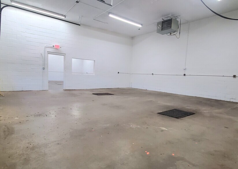 More Photos Of 2401 NW Vivion Rd, Riverside General Retail For Lease