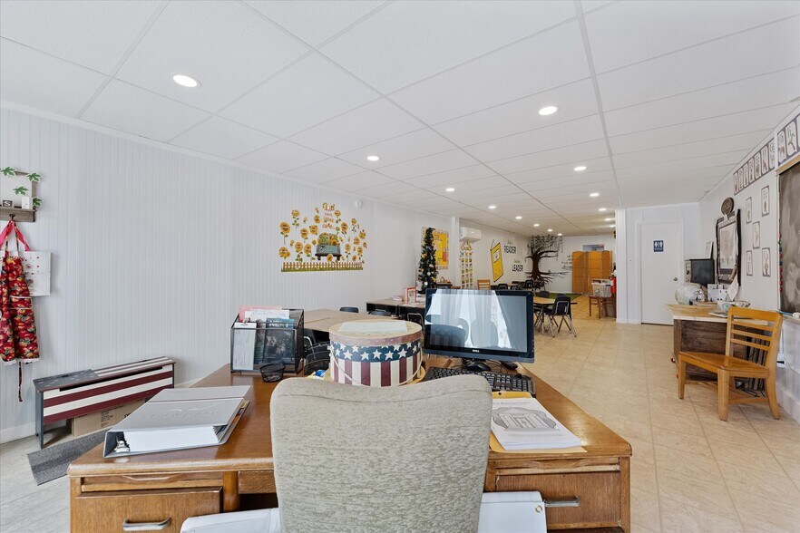 More Photos Of 313 E Main St, Humble Storefront Retail Office For Lease