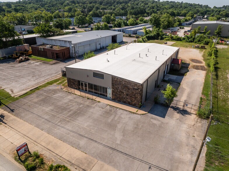 More Photos Of 535 W Poplar St, Fayetteville Warehouse For Lease