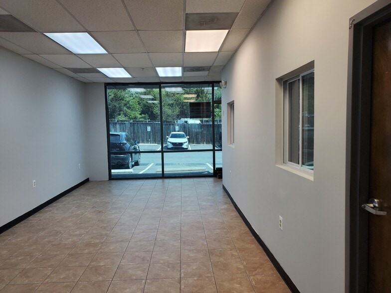 More Photos Of 11900 Livingston Rd, Manassas Warehouse For Lease