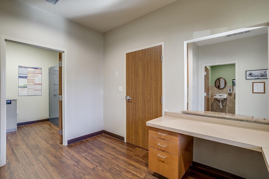 More Photos Of 1200 Crawford Ave, Granbury Medical For Lease