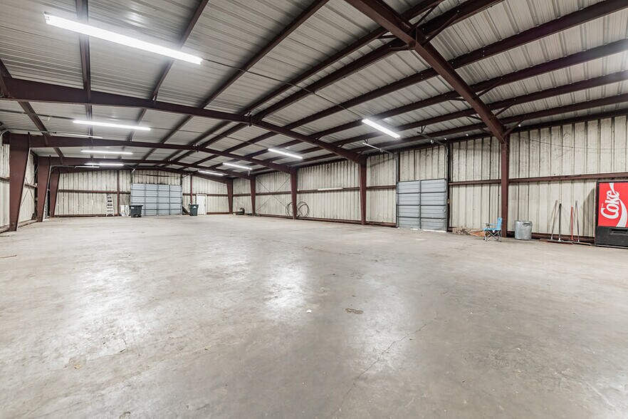 More Photos Of 704 W University Ave, Georgetown Light Distribution For Lease