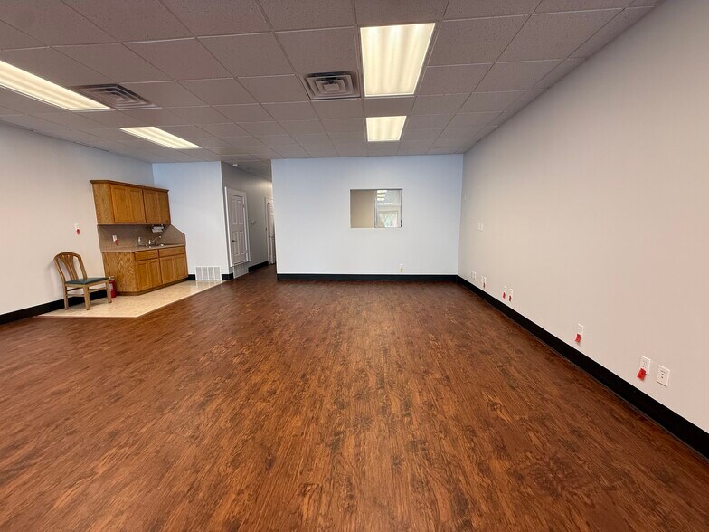 More Photos Of 113 E 3rd St, Taylor Storefront Retail Office For Lease