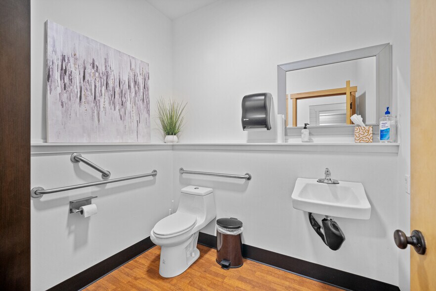 More Photos Of 1714 S 2nd St, Mount Vernon Office For Lease