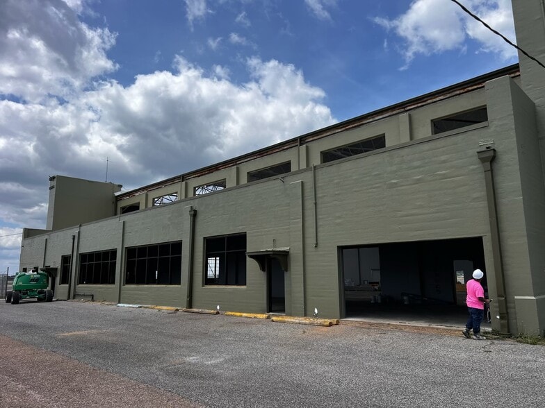 More Photos Of 8100 Airbus Military Dr, Mobile Airplane Hangar For Lease