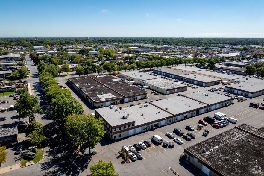 More Photos Of 62 S 2nd St, Deer Park Warehouse For Lease