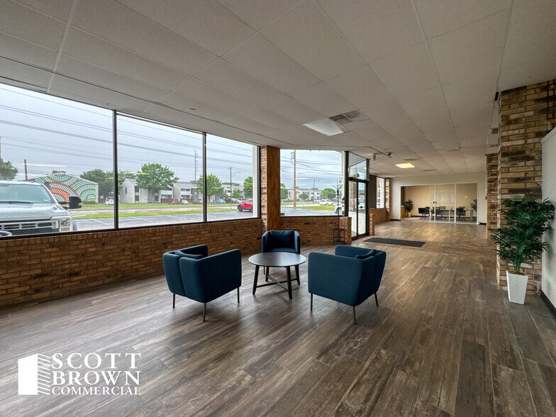 More Photos Of 520 N Loop 288, Denton Showroom For Lease