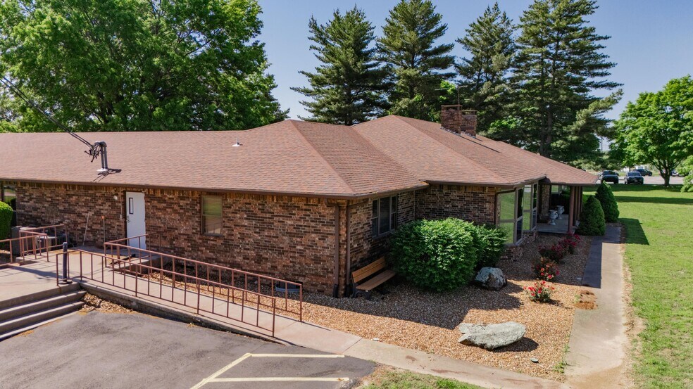 More Photos Of 807 N Briarwood Dr, Bolivar Assisted Living For Sale