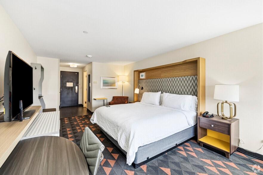 More Photos Of 300 E Central Texas Expy, Killeen Hotel For Sale