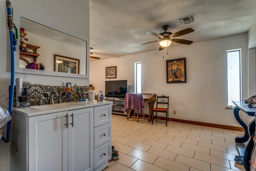 More Photos Of 220 W Lipan Dr, Lipan Religious Facility For Sale