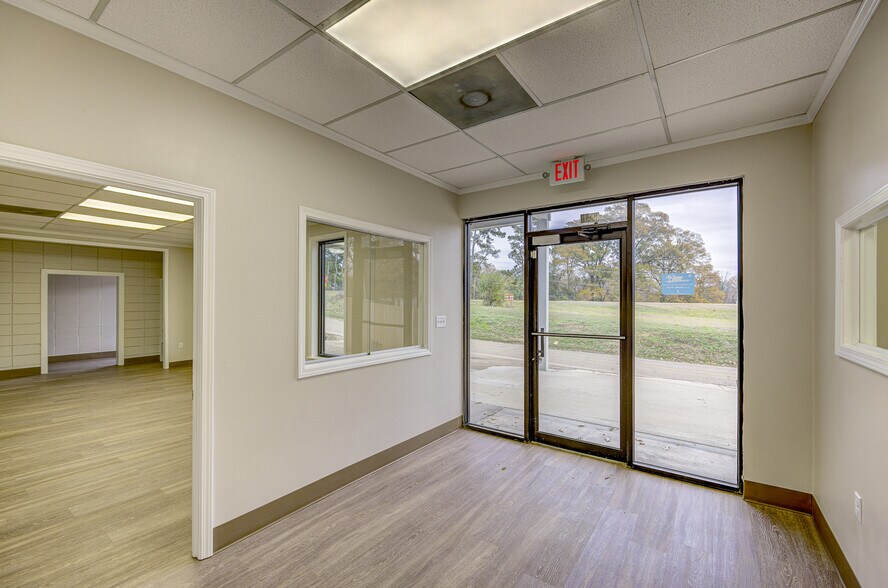 More Photos Of 6889 Paxton Rd, Vicksburg Office For Sale