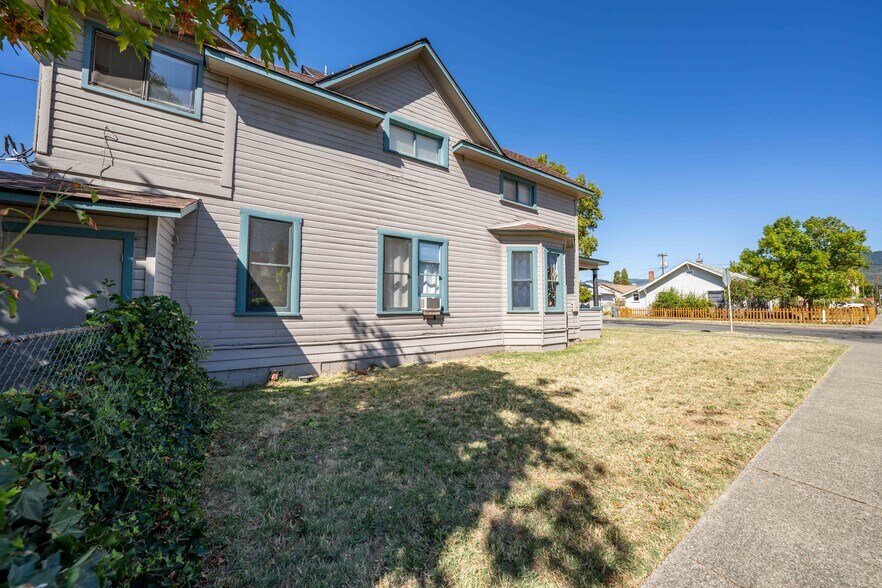 More Photos Of 303 SW I St, Grants Pass Apartments For Sale