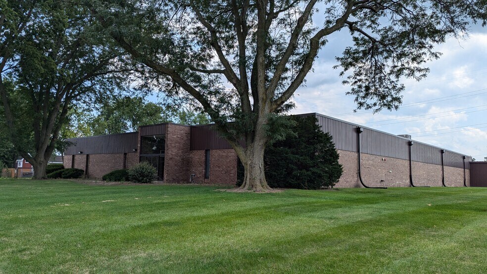 More Photos Of 1011- 1015 E Lafayette St, Bloomington Warehouse For Sale