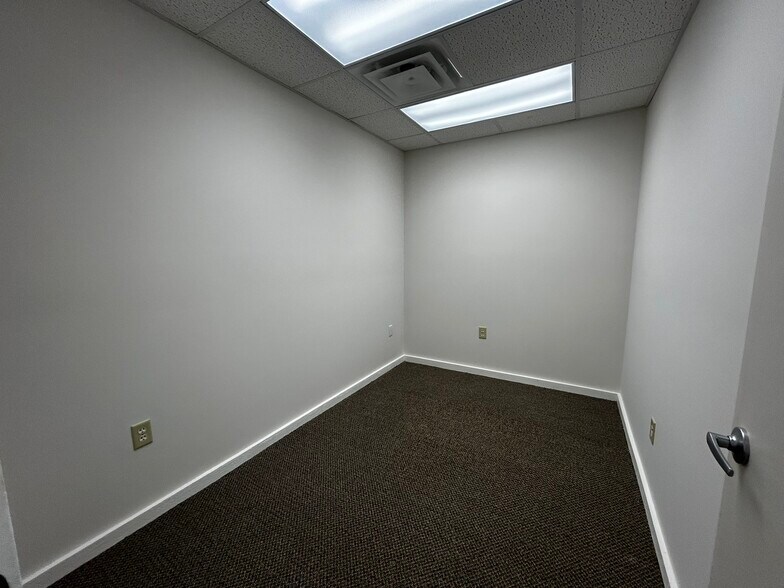 More Photos Of 6820 Roosevelt Ave, Middletown Medical For Lease