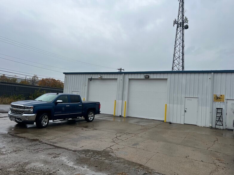 More Photos Of 8890-8942 Goodsite Dr, Hamilton Warehouse For Lease