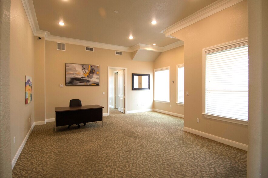 More Photos Of 1150 Bromberg St, Mineola Office For Lease