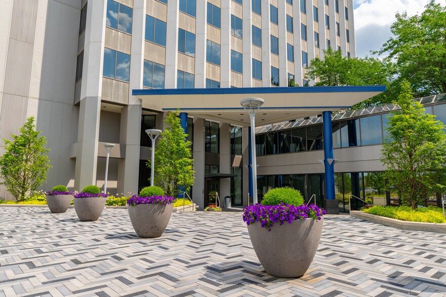 More Photos Of 755 W Big Beaver Rd, Troy Office For Lease