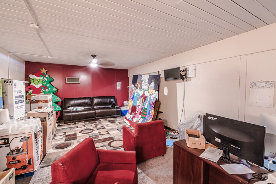 More Photos Of 114 S Commerce St, Lockhart General Retail For Sale