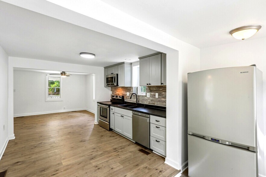 More Photos Of 9955 Belair Rd, Kingsville Flex For Lease
