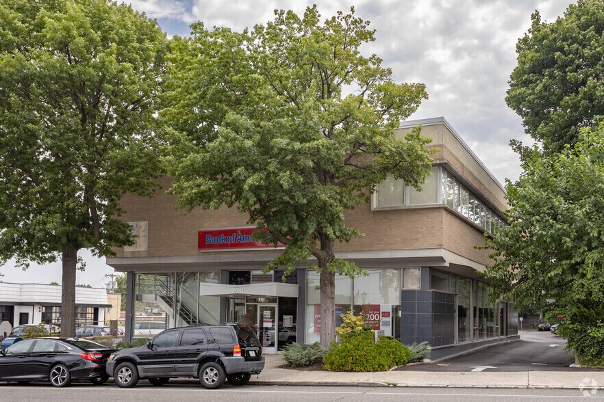 Primary Photo Of 240 Plandome Rd, Manhasset Office For Lease