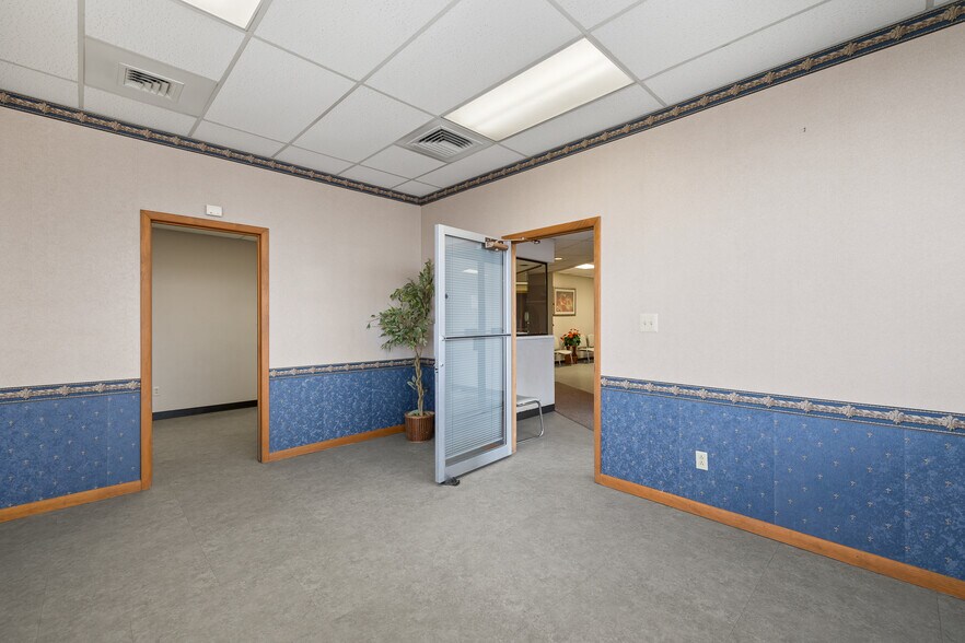 More Photos Of 2050 W Fourth St, Mansfield Medical For Lease