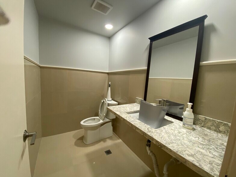 More Photos Of 219 N 21st Ave, Hollywood Storefront Retail Office For Sale