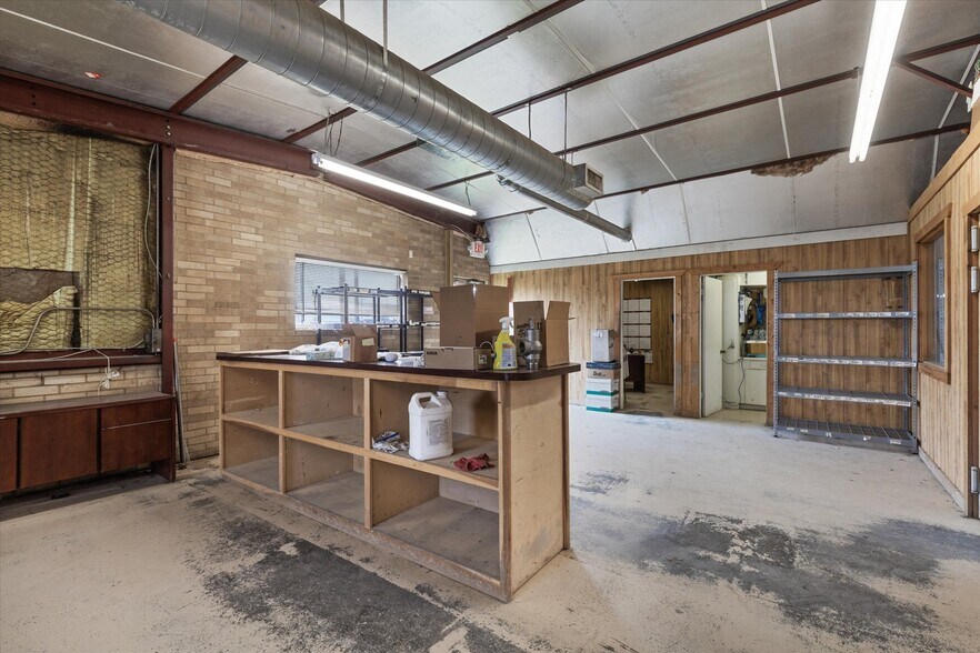 More Photos Of 2305 N Main St, Cleburne Flex For Sale