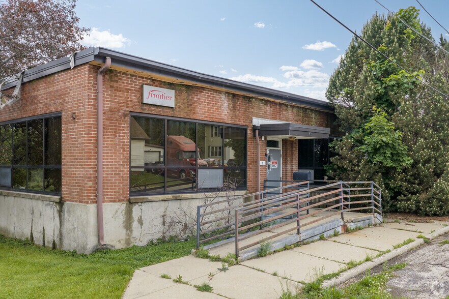 More Photos Of 947 E Clinton St, Freeport Warehouse For Sale