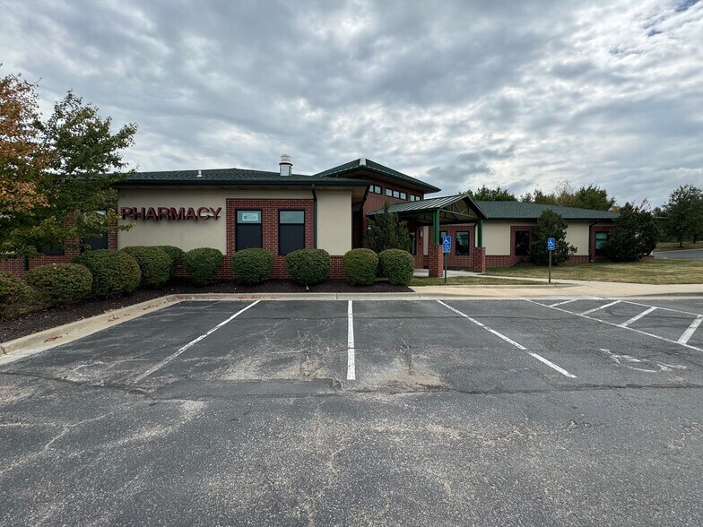 More Photos Of 15415 Pinehurst Dr, Basehor Office For Sale