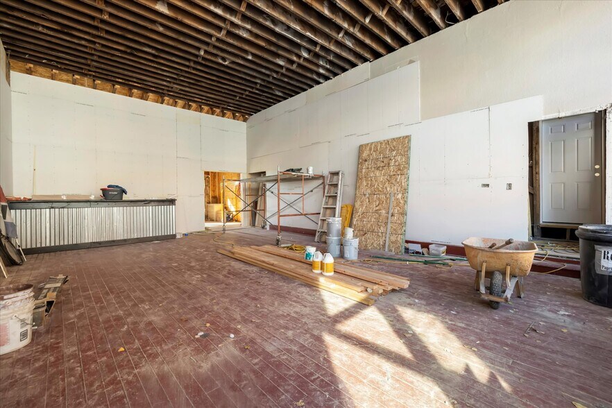 More Photos Of 310 Victor Ave, Victor General Retail For Sale