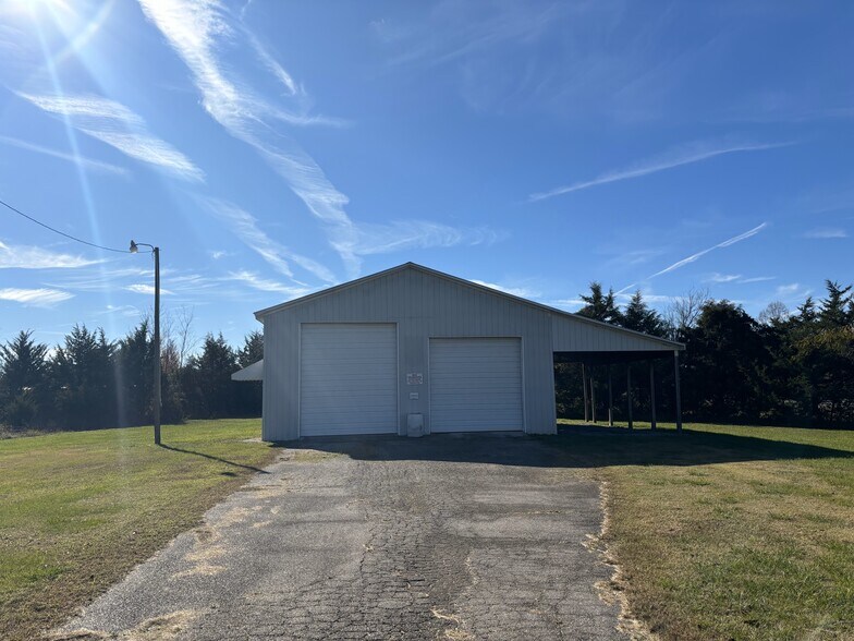 More Photos Of 2527 Main St, Hurt Flex For Sale