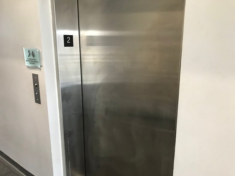 More Photos Of 9 Crystal Lake Rd, Lake In The Hills Office For Lease