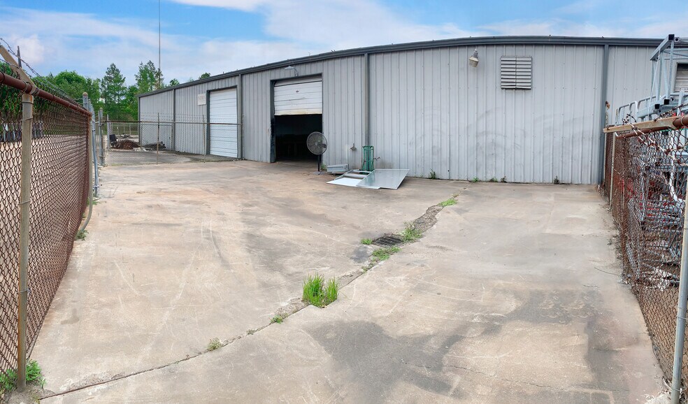 More Photos Of 8910 Lawndale St, Houston Unknown For Lease